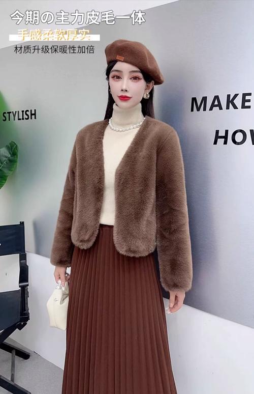 女式短款貂毛大衣怎么搭配什么裤子好看