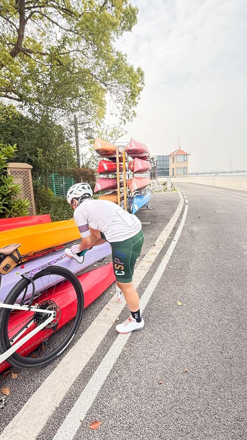 骑自行车穿什么鞋好