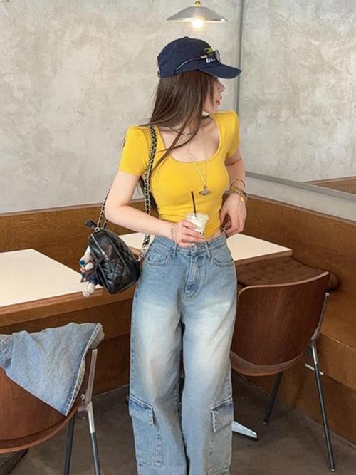 黄色t恤配什么颜色的裤子