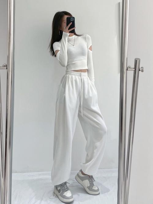 白色运动裤配什么上衣