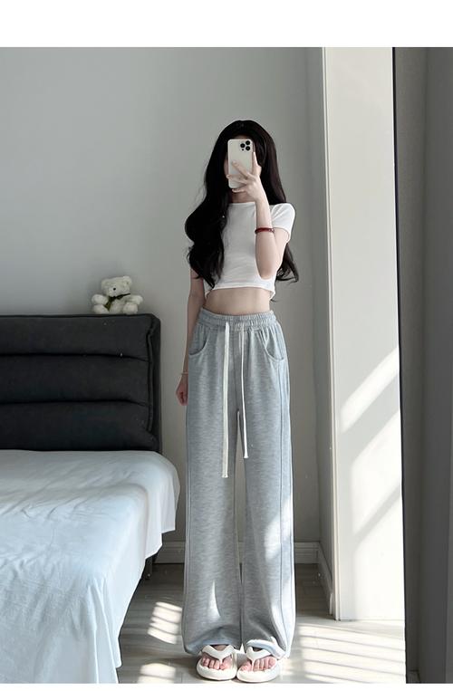 白色运动裤配什么上衣