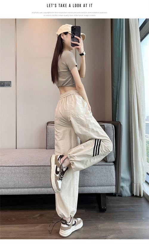 白色运动裤配什么上衣