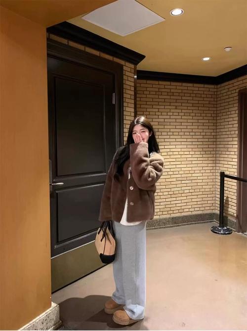 女式短款貂毛大衣怎么搭配什么裤子