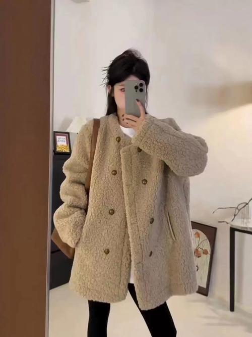 绒绒女冬外套怎么搭配