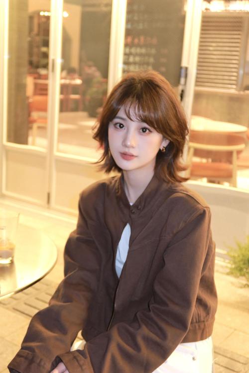 短发型女一般怎么搭配衣服