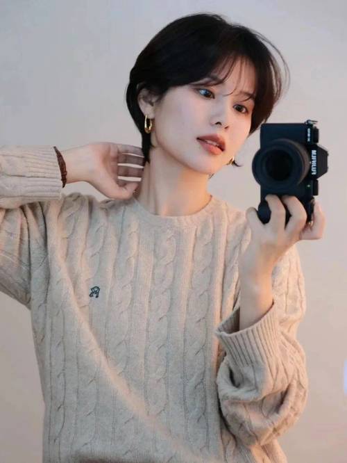 短发型女一般怎么搭配衣服