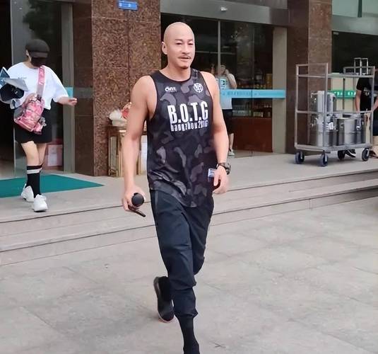 光头适合穿什么衣服