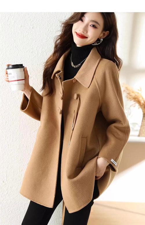 女短羊绒上衣外套怎么搭配