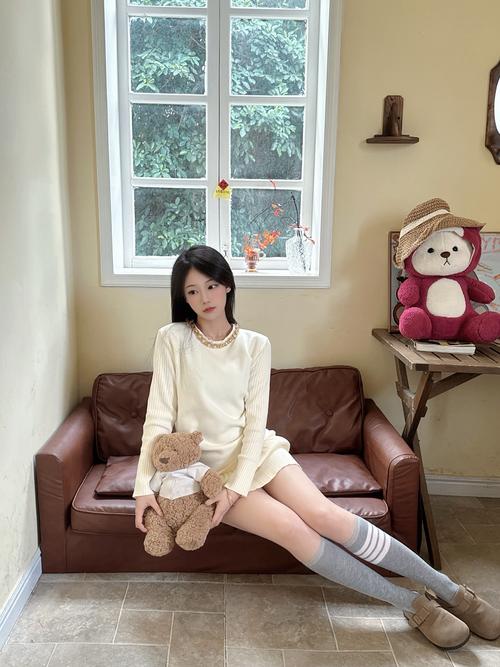 白色毛线裙怎么搭配