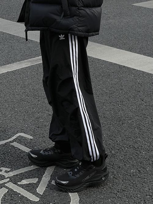 女士黑色运动鞋怎么搭配衣服