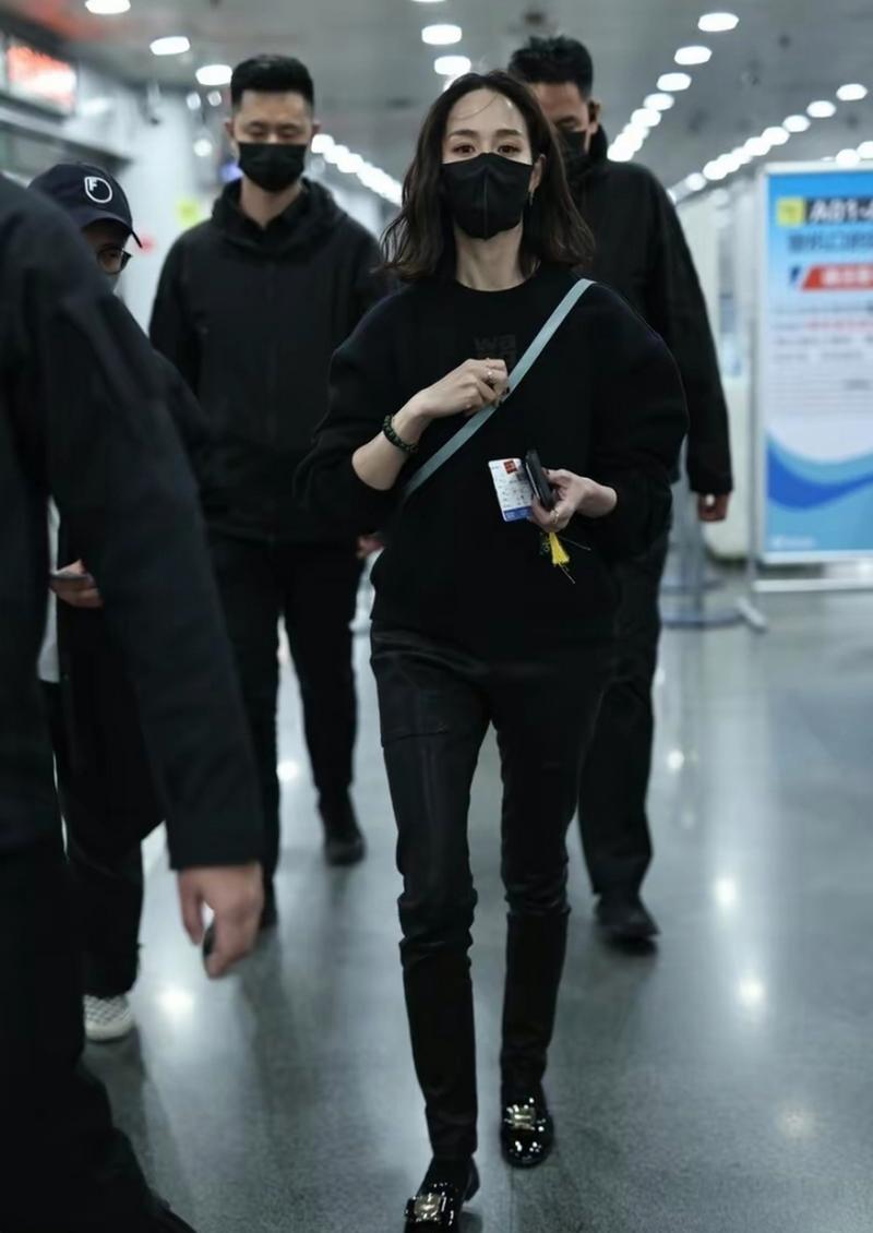 女士黑色运动鞋怎么搭配衣服