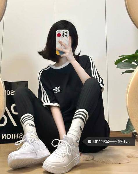 女士黑色运动鞋怎么搭配衣服