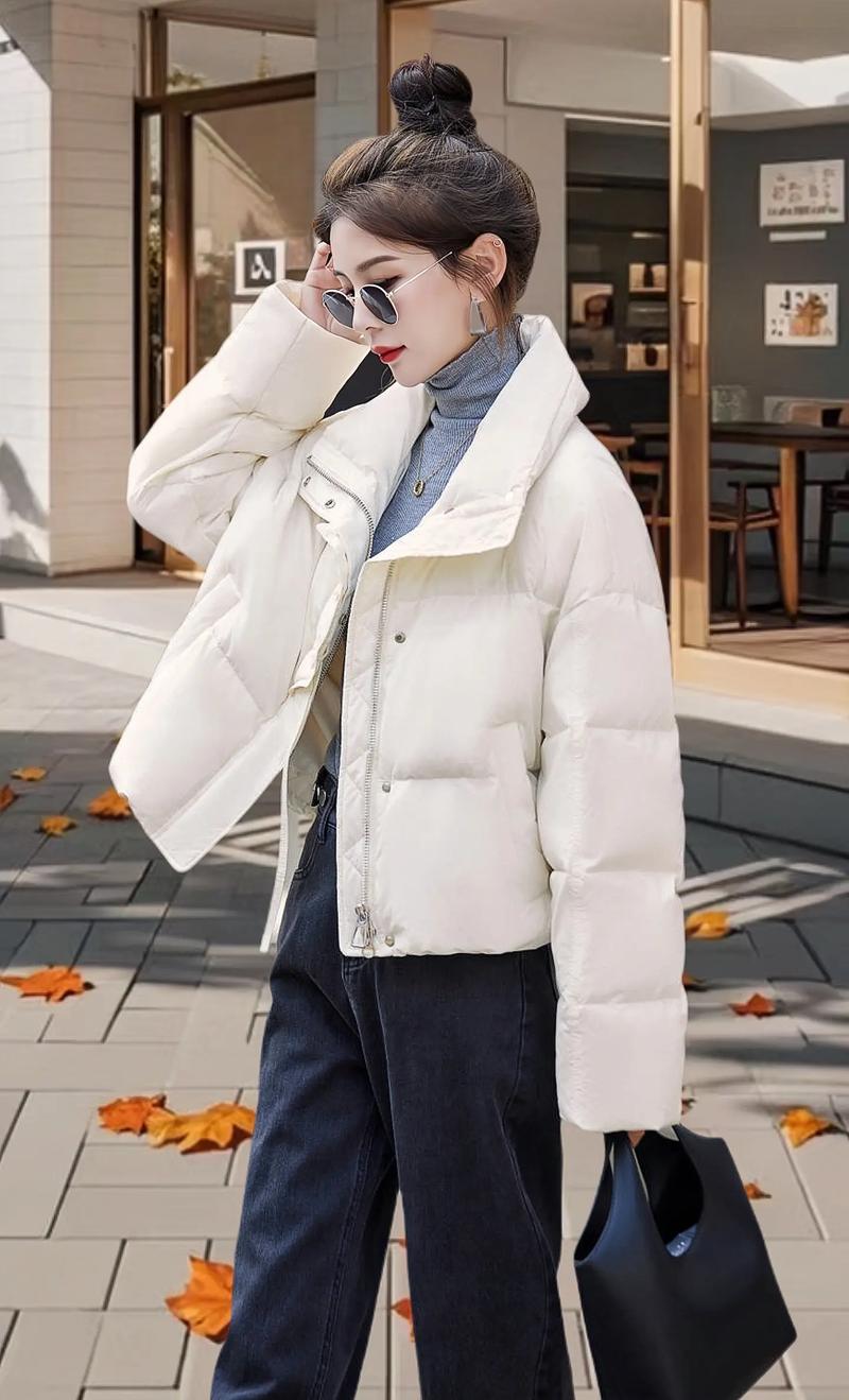 白色羽绒服下面怎么搭配