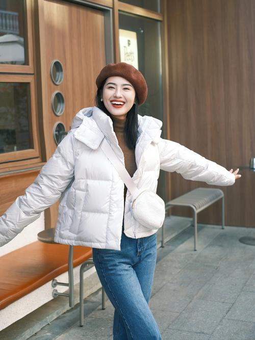 白色羽绒服下面怎么搭配