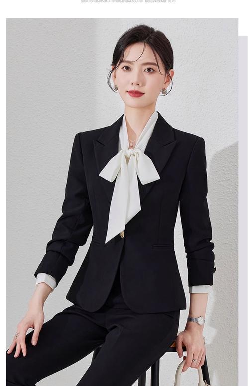 黑色的小西装外套怎么搭配什么裤子