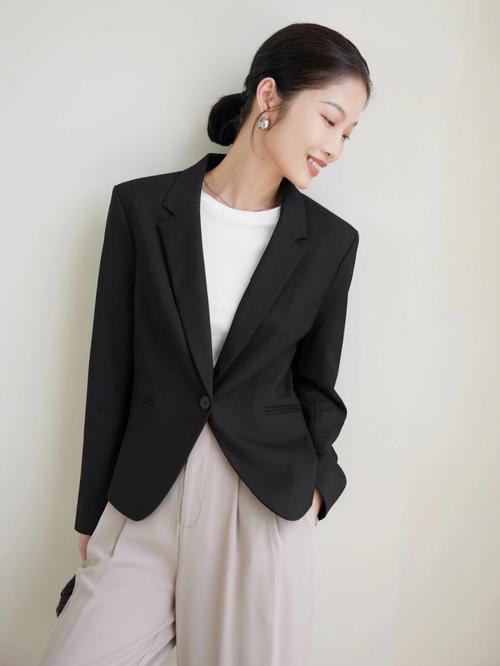 黑色的小西装怎么搭配