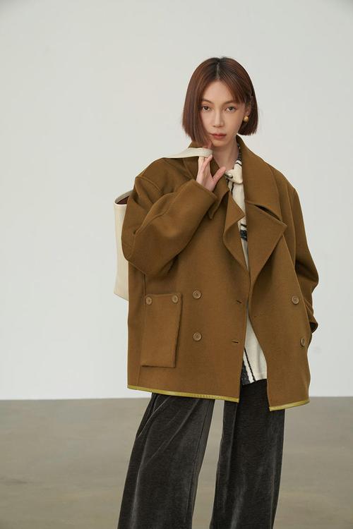 黄绿色羊毛大衣怎么搭配