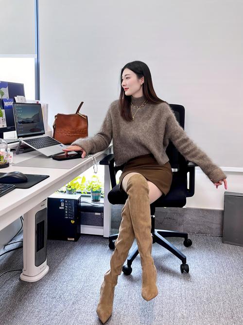 冬天穿长筒靴怎么搭配衣服