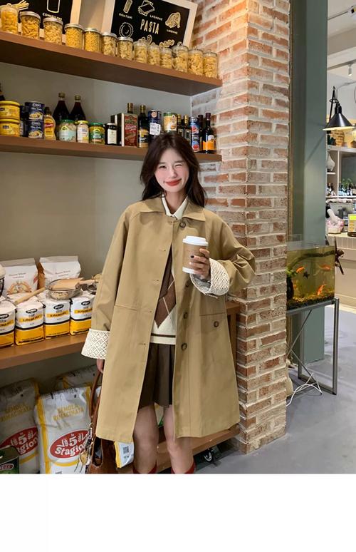 女生卡其色的外套怎么搭配图片女