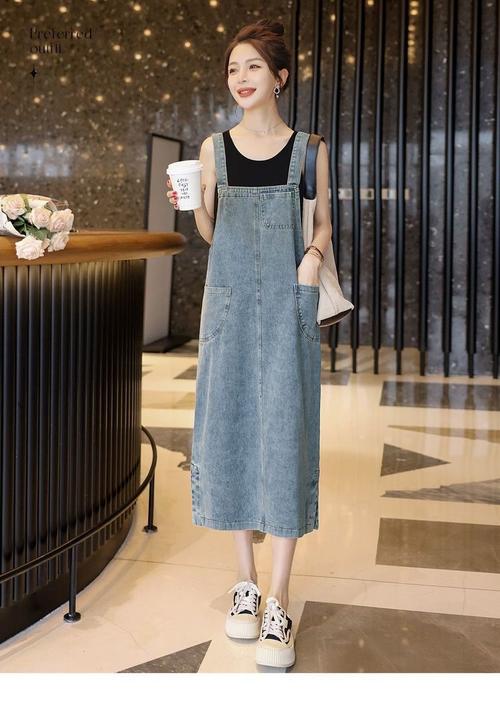 牛仔背带裙配什么上衣