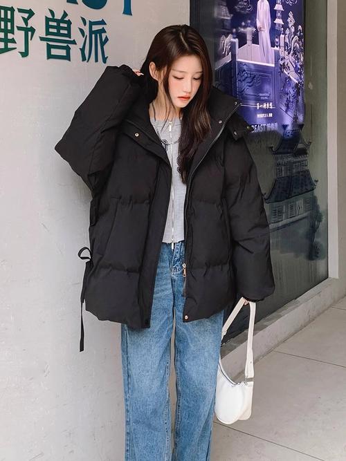 短款黑色羽绒怎么搭配