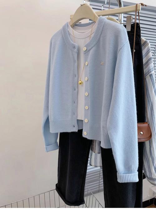 女生短毛衣怎么搭配衣服