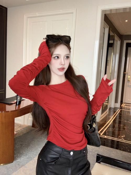 红色长袖t恤怎么搭配外套