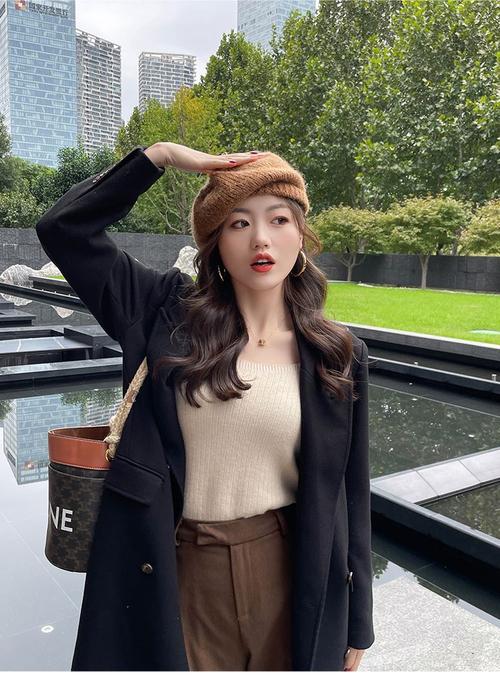 里面带白绒的衣服怎么搭配衣服