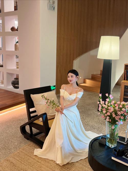 穿伴娘服里面怎么搭配图片
