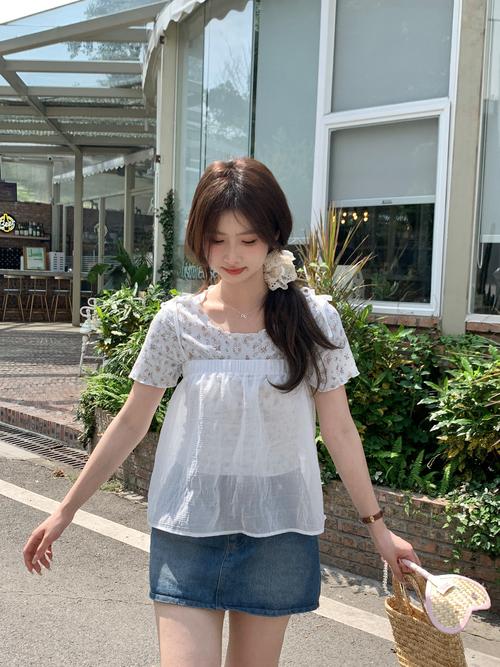 碎花短袖配什么裤子