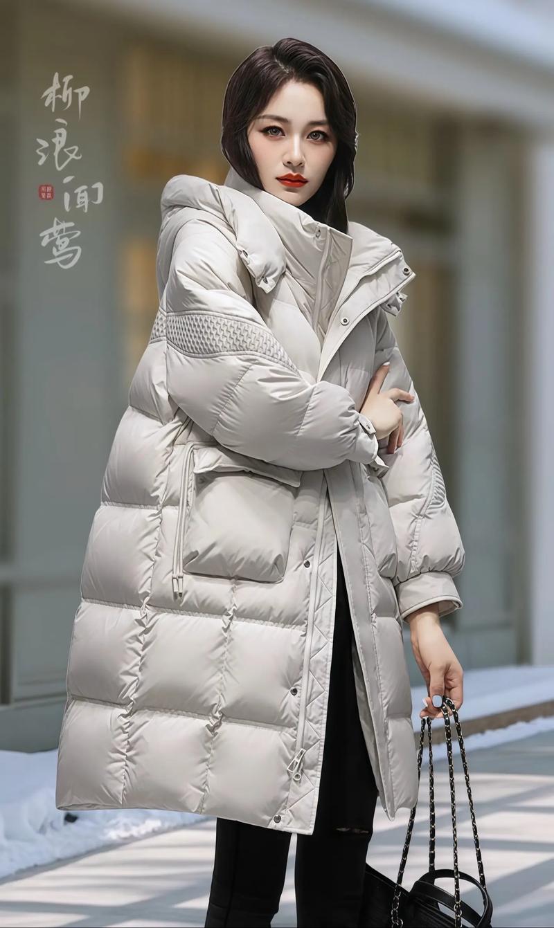 中款的羽绒服怎么搭配