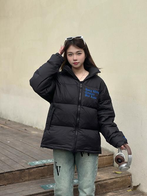 宽松版黑色羽绒服女怎么搭配图片欣赏