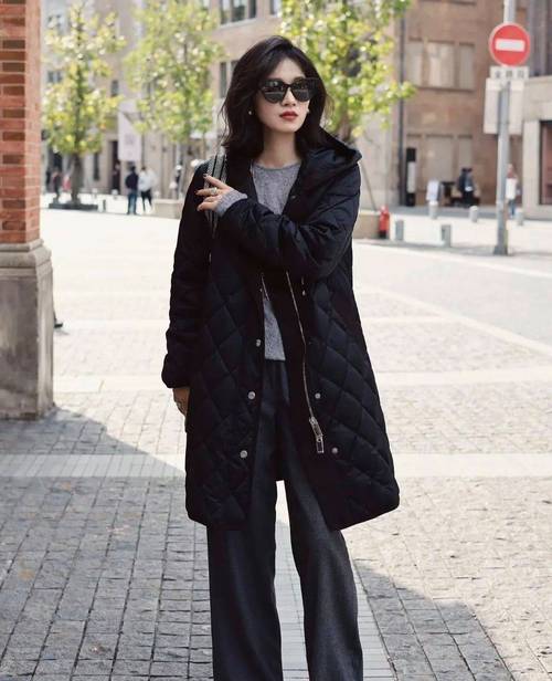 宽松版黑色羽绒服女怎么搭配图片欣赏