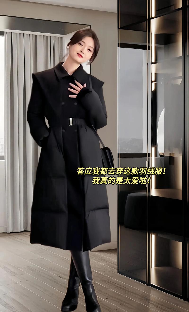 宽松版黑色羽绒服女怎么搭配图片