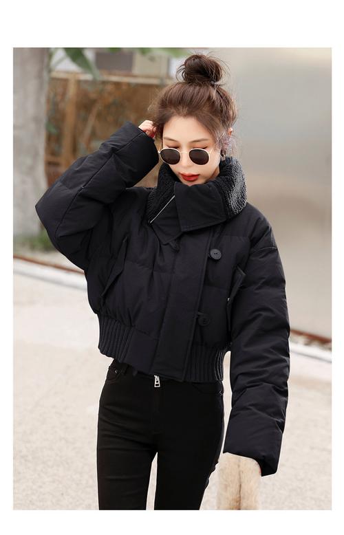 宽松版黑色羽绒服女怎么搭配图片