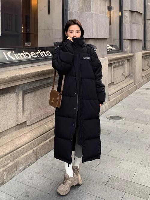 宽松版黑色羽绒服女怎么搭配图片