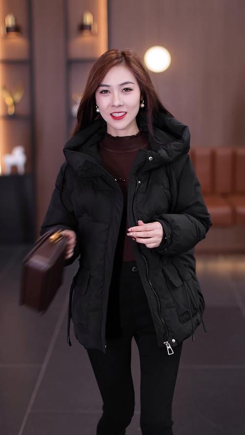 宽松版黑色羽绒服女怎么搭配