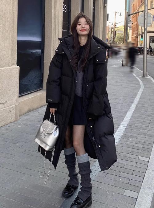 穿黑色长款羽绒服怎么搭配好看