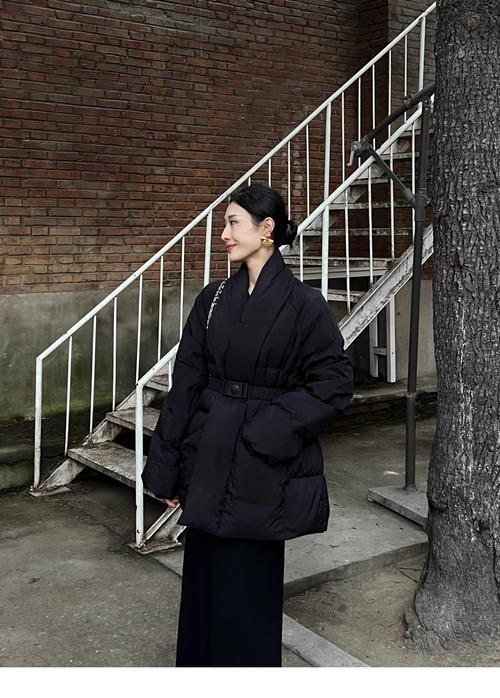 穿黑色长款羽绒服怎么搭配好看