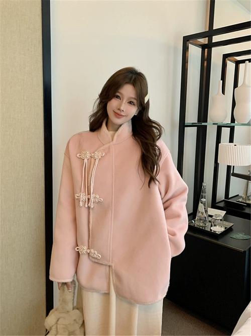 粉色毛呢中长款外套怎么搭配