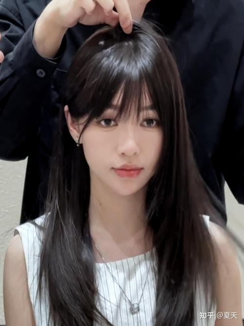 额头窄的适合什么发型