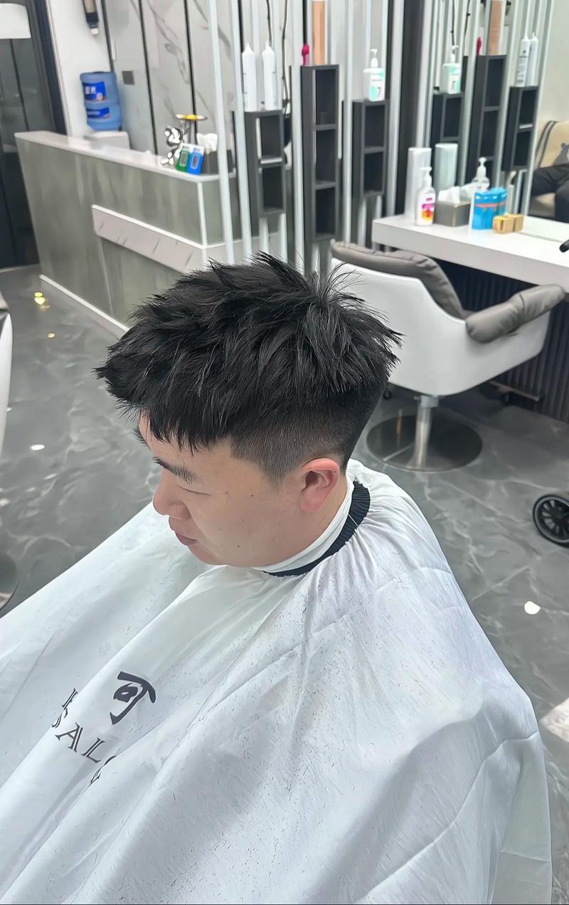 额头窄的适合什么发型