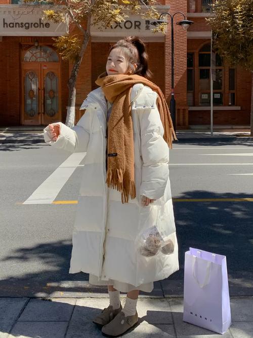 白棉袄怎么搭配围巾