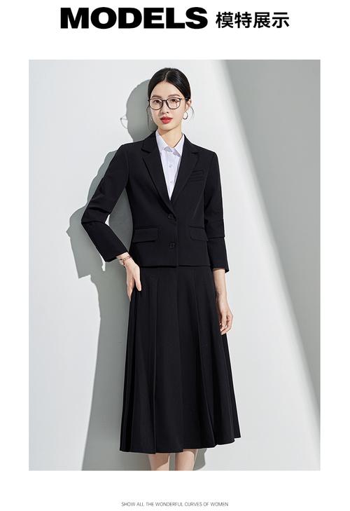 灰色小西服怎么搭配