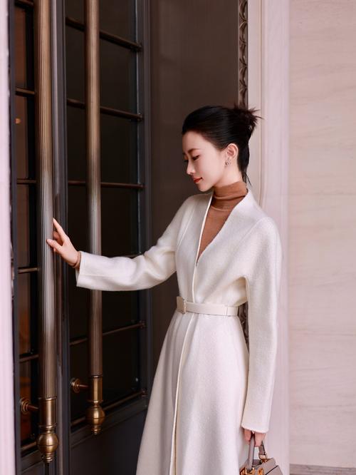 无领女外套里面怎么搭配