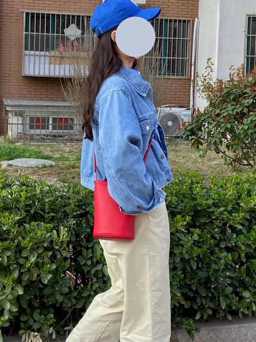 蓝色牛仔衣配什么裤子