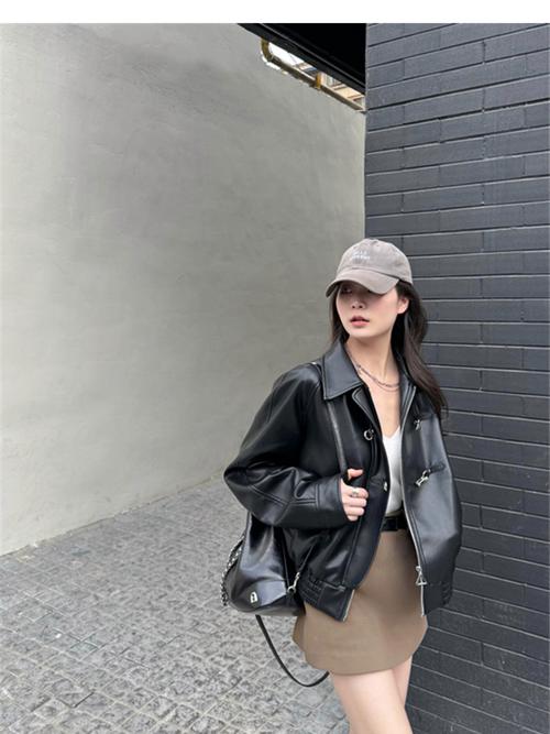 皮衣女外套怎么搭配什么裤子