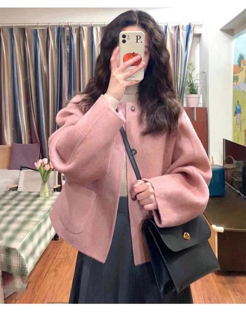 粉色的呢子衣怎么搭配