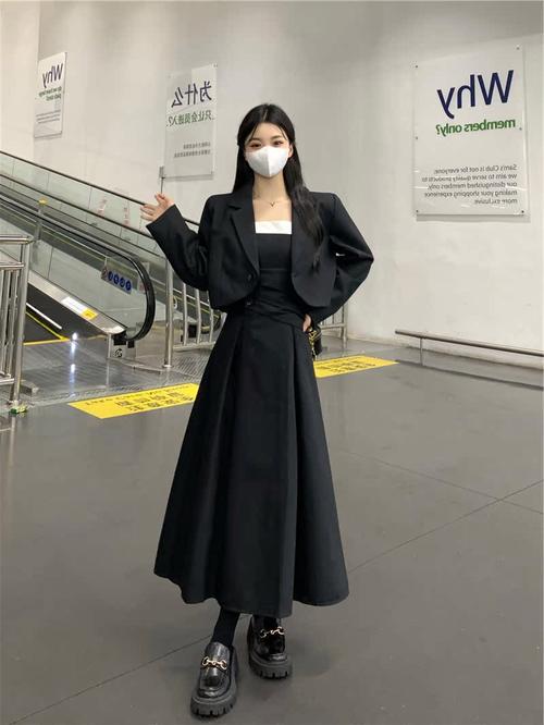 长款长袖秋季连衣裙怎么搭配什么外套