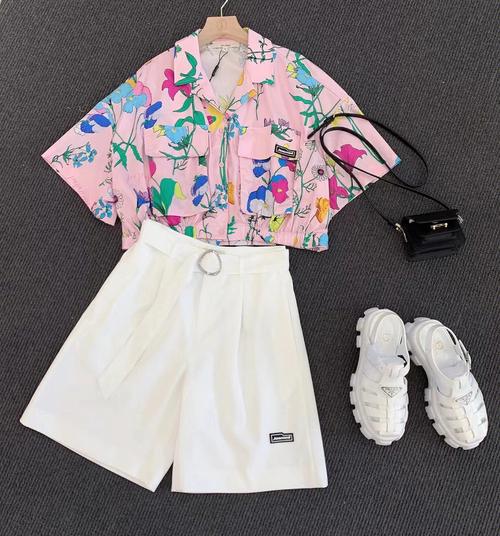 花色衣服怎么搭配外套